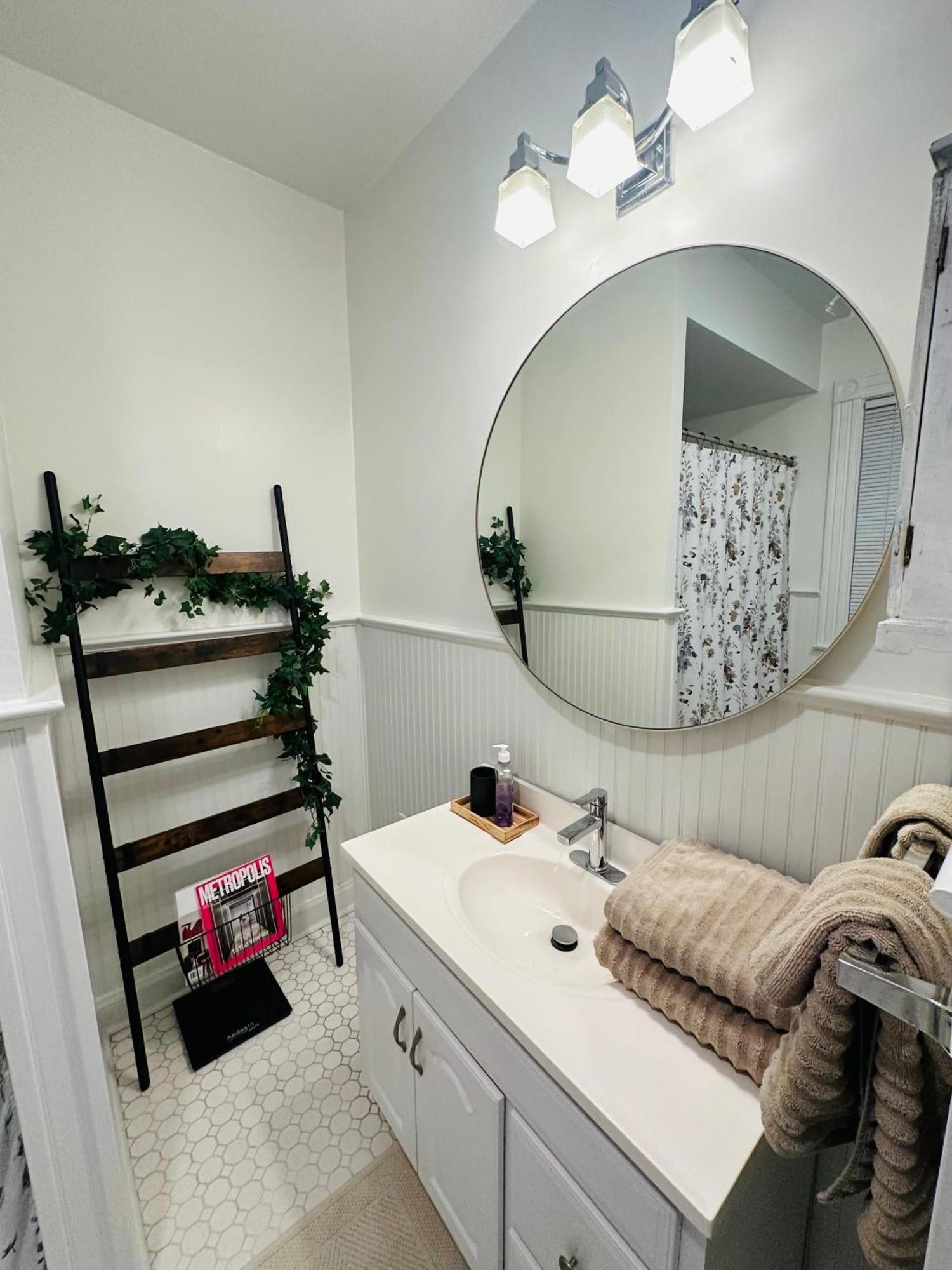 Beautiful 2br In Community, Close To Train And Hwys! Only 1 Hr To Nyc!