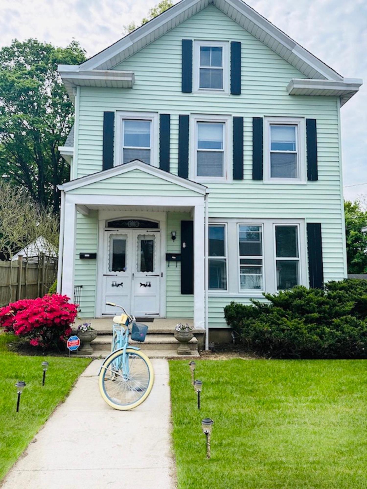 Beautiful 2br In Community, Close To Train And Hwys! Only 1 Hr To Nyc! Norwalk