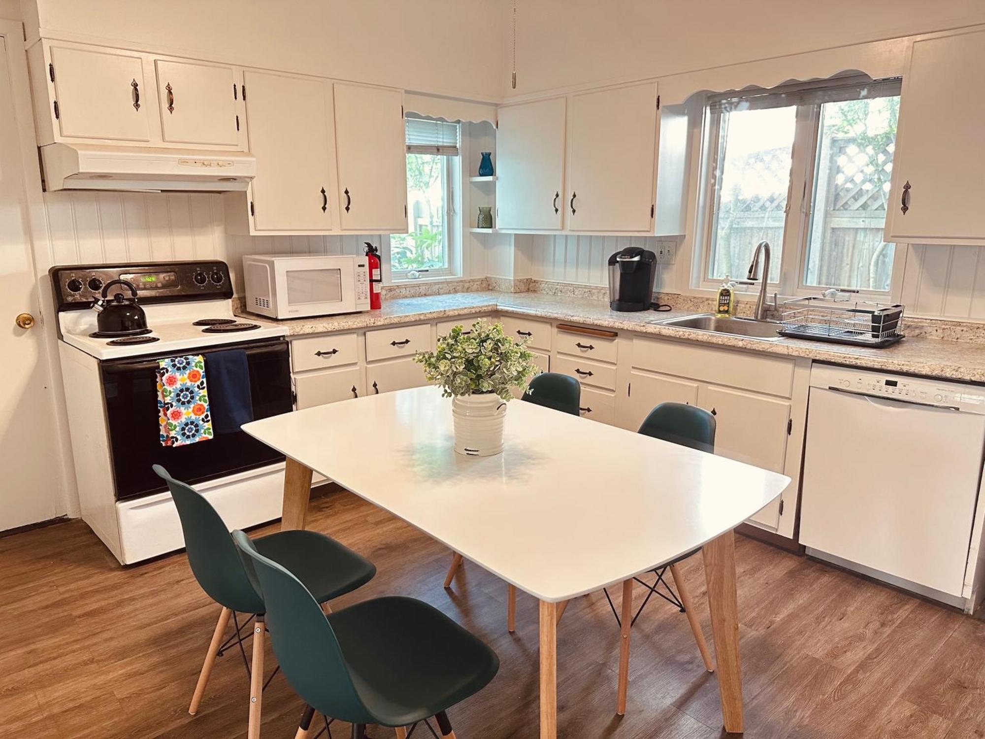 Beautiful 2br In Community, Close To Train And Hwys! Only 1 Hr To Nyc!